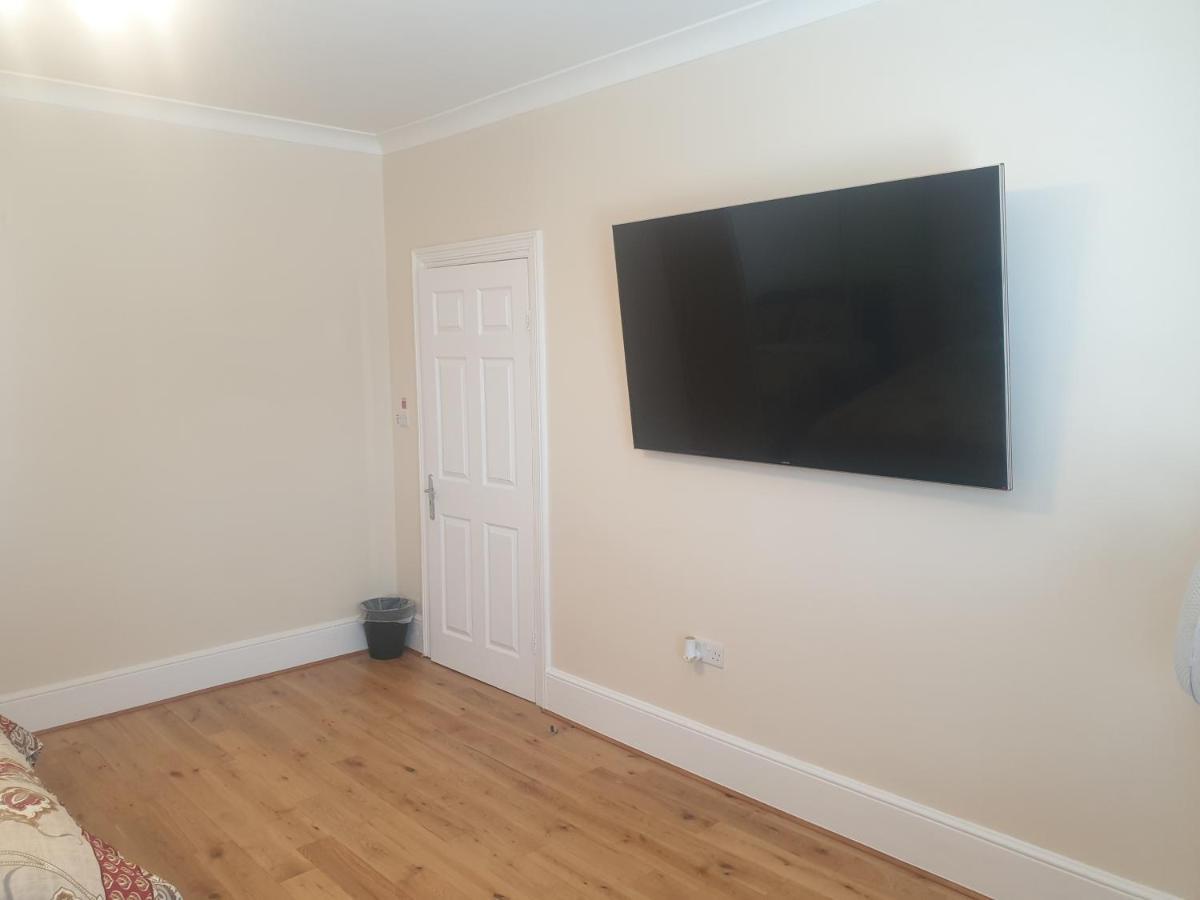 London Luxury Apartments 4 Min Walk From Ilford Station, With Free Parking Free Wifi Exterior foto